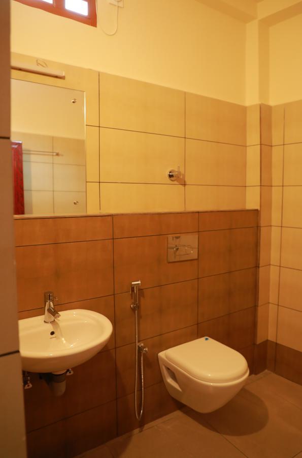 วายานัท รอยัล คราวน์ Hotel กัลปัตตา ภายนอก รูปภาพ